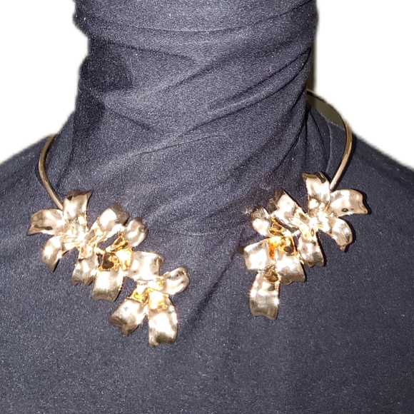 💖STUNNING💖Gold-Tone Flower Hinged Open Choker Necklace, NWT - Picture 6 of 11